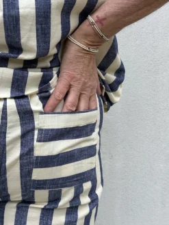 Honolulu Wide Stripe Pant DARK BLUE (Preorder Levering start april)